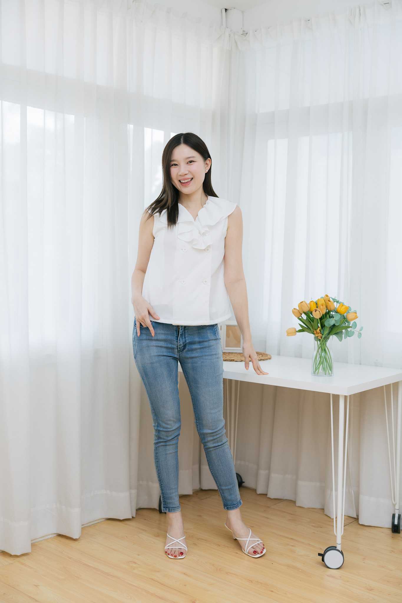เสื้อให้นม White blooming top