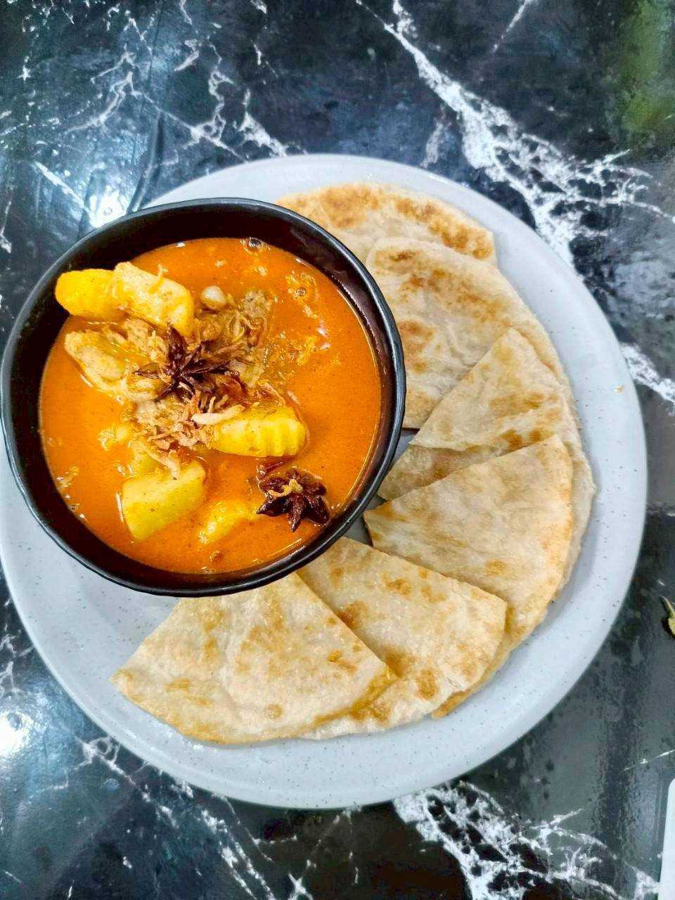 โรตีแกงมัสมั่น / Chicken Massaman curry