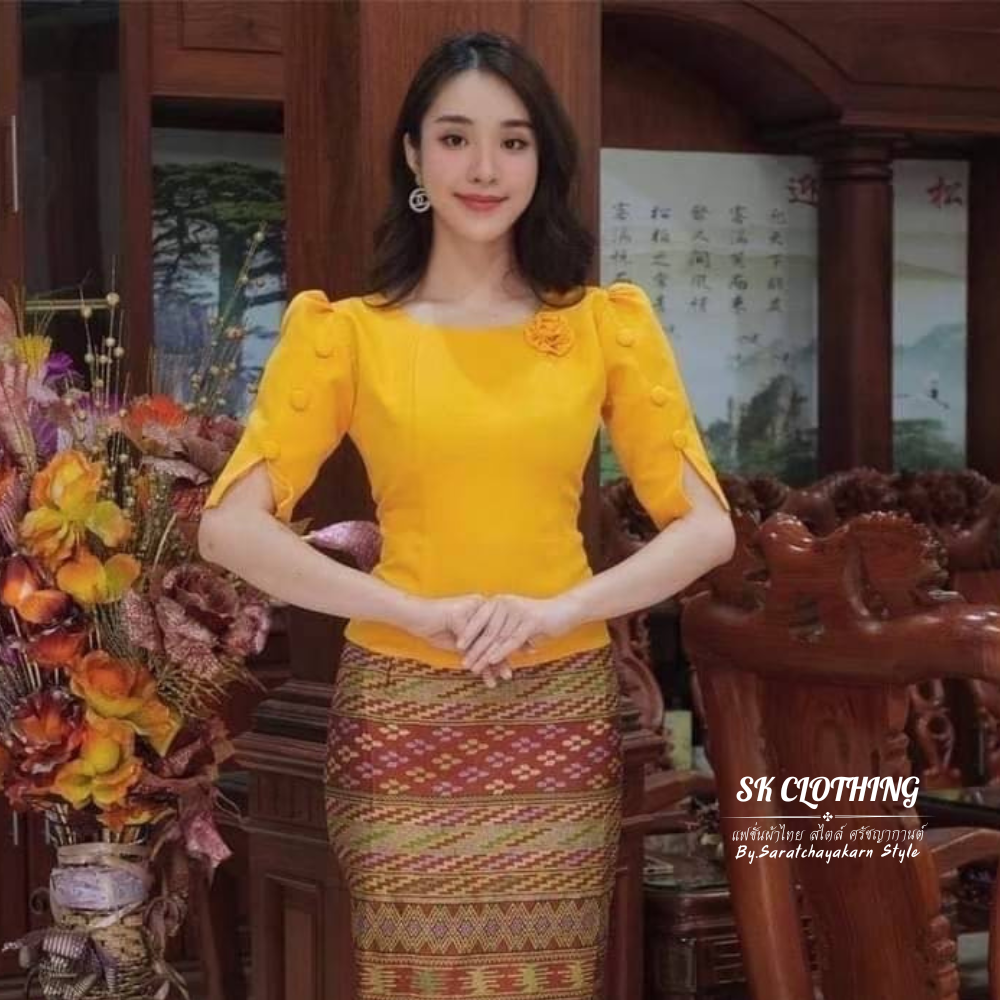เสื้อผ้าไหมลาว เสื้อพื้นเมืองประยุกต์ แขนระบาย แต่งกระดุมตรงแขน ใส่ไปงานบวชงานบุญ สวยมาก