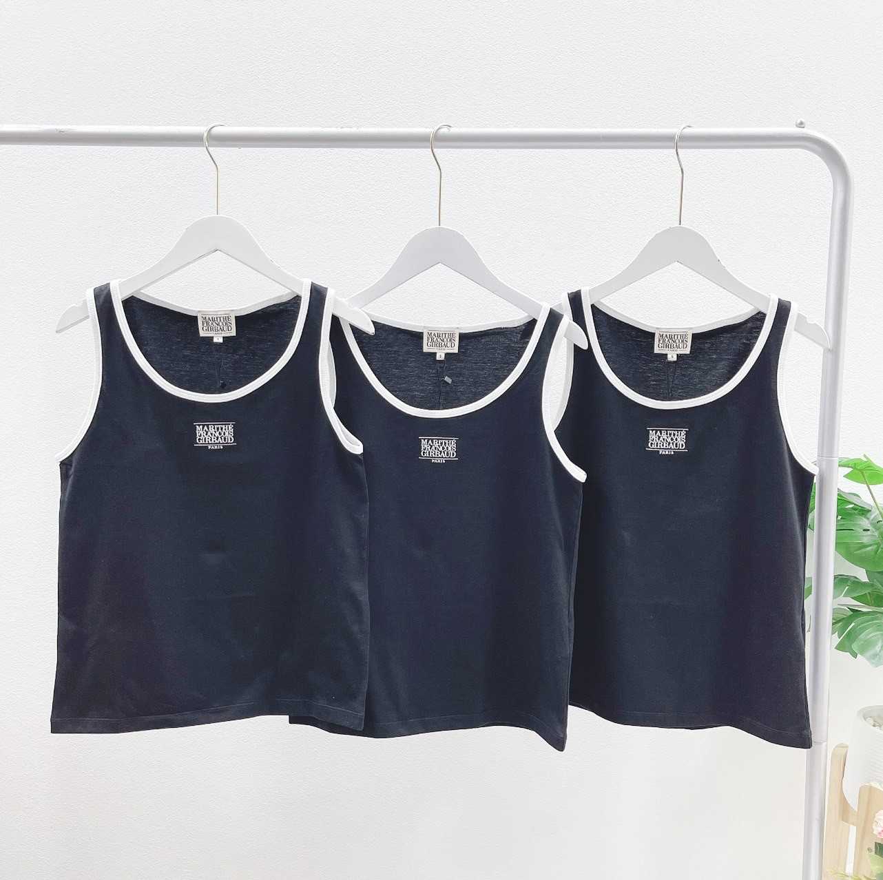 Marithe W logo sleeveless black