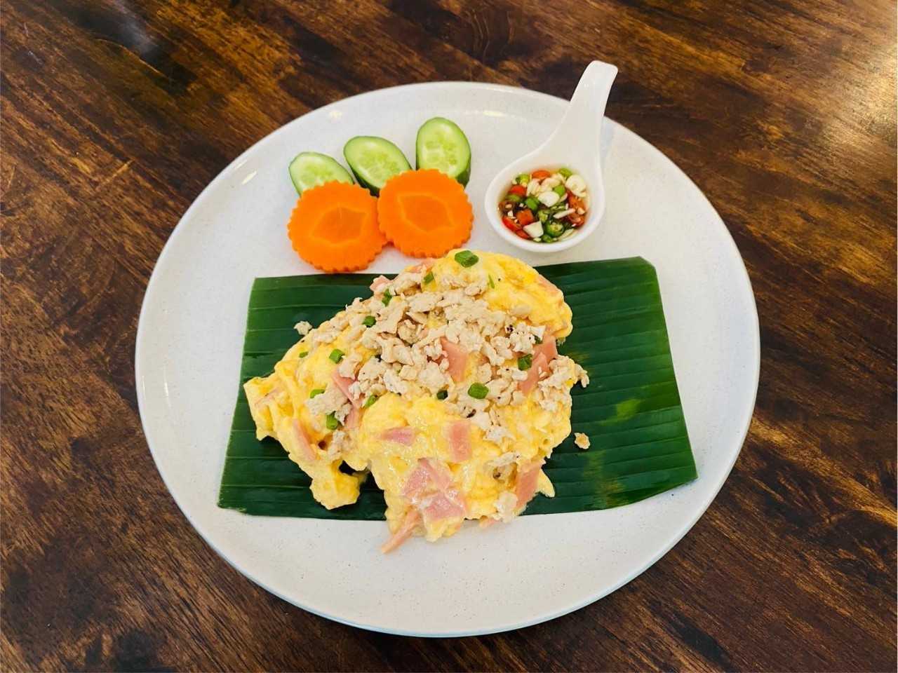 ข้าวไข่ข้นอกไก่สับ / Creamy Omelet with minced Chicken Breast