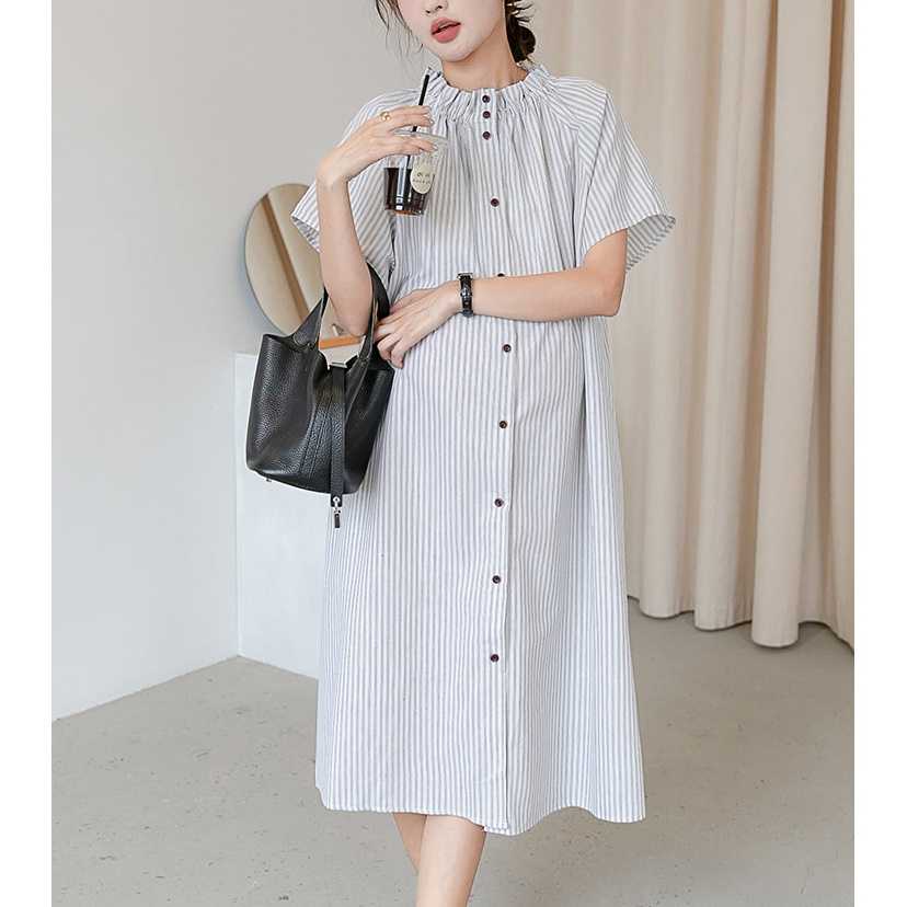 เดรสเชิ้ตยาวทรงoversize แบบเรียบเก๋ดูดีมากๆ โทนสีขาวตัดริ้วเทาอ่อนๆ ผ้านิ่มใส่สบายไม่บางมาก
