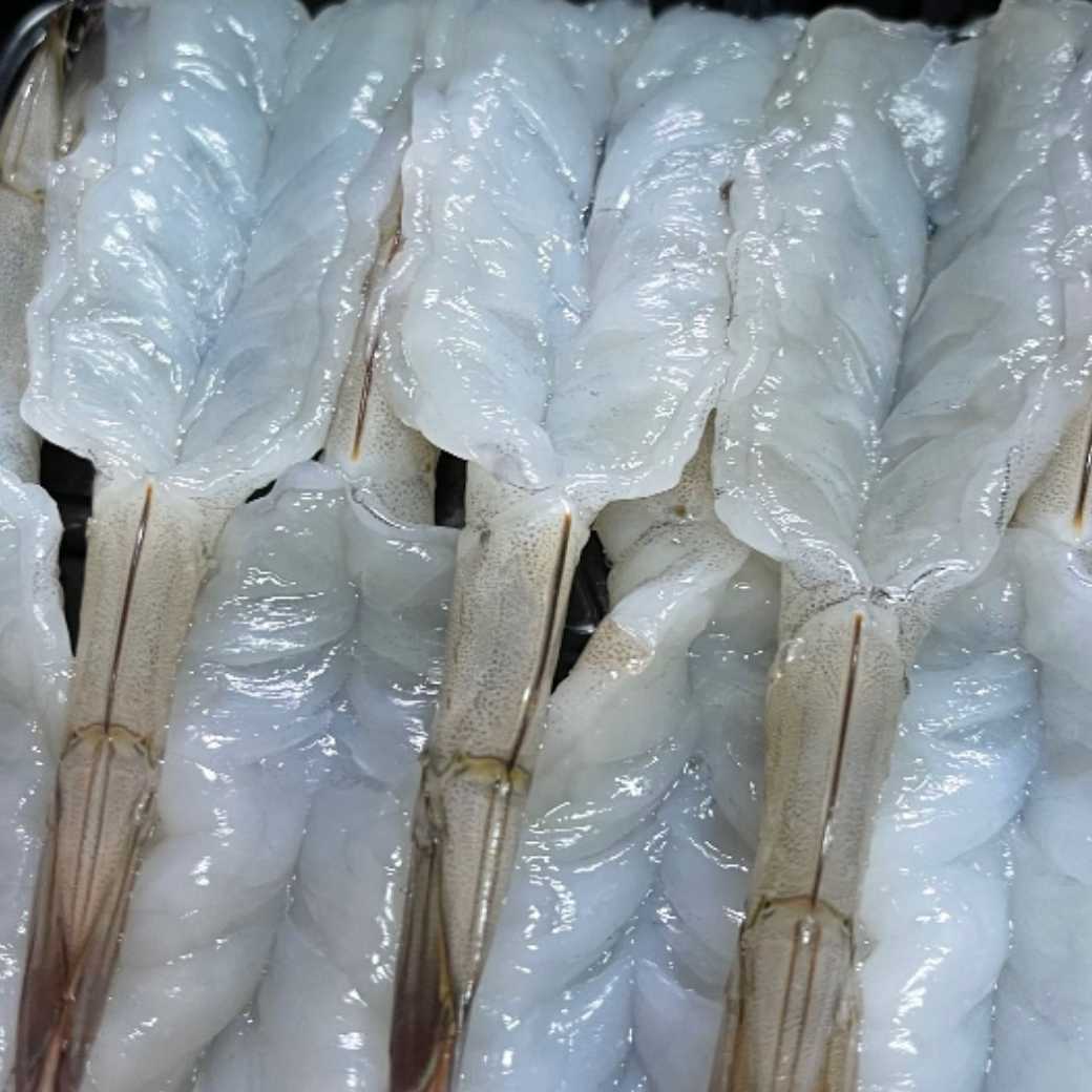 Heng Heng กุ้งขาวแกะผ่าผีเสื้อ แพ็คละ 240-260 กรัม