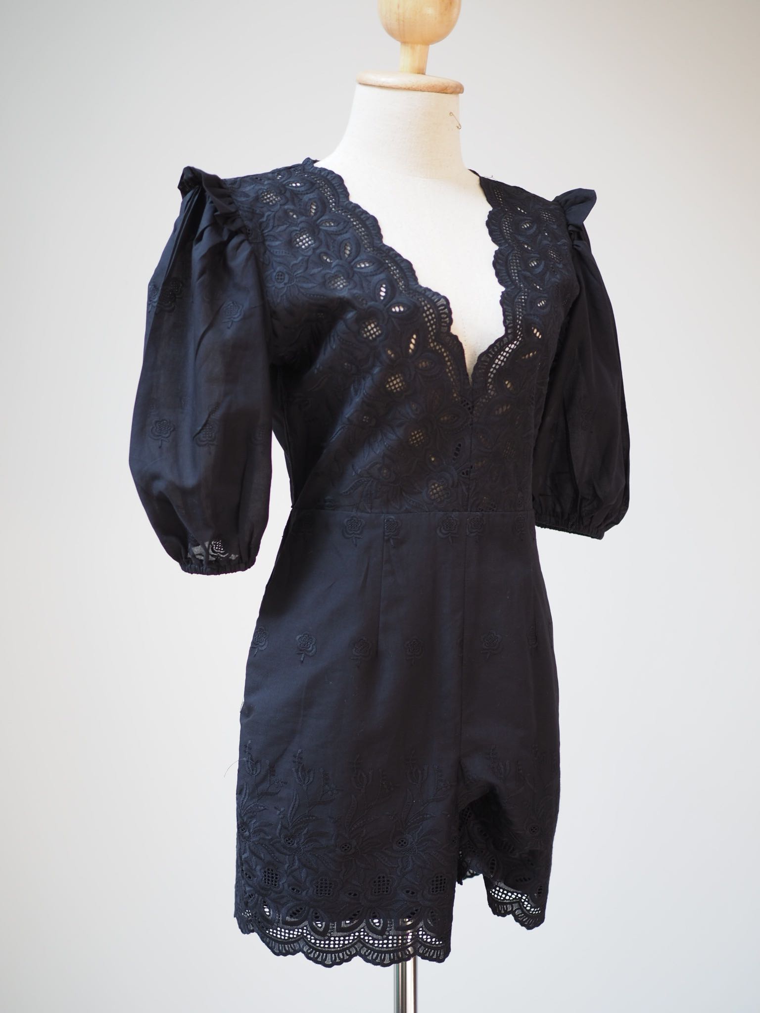 Clearance - M, L miel สีพิเศษ สีดำล้วน playsuit ฉลุปักลาย