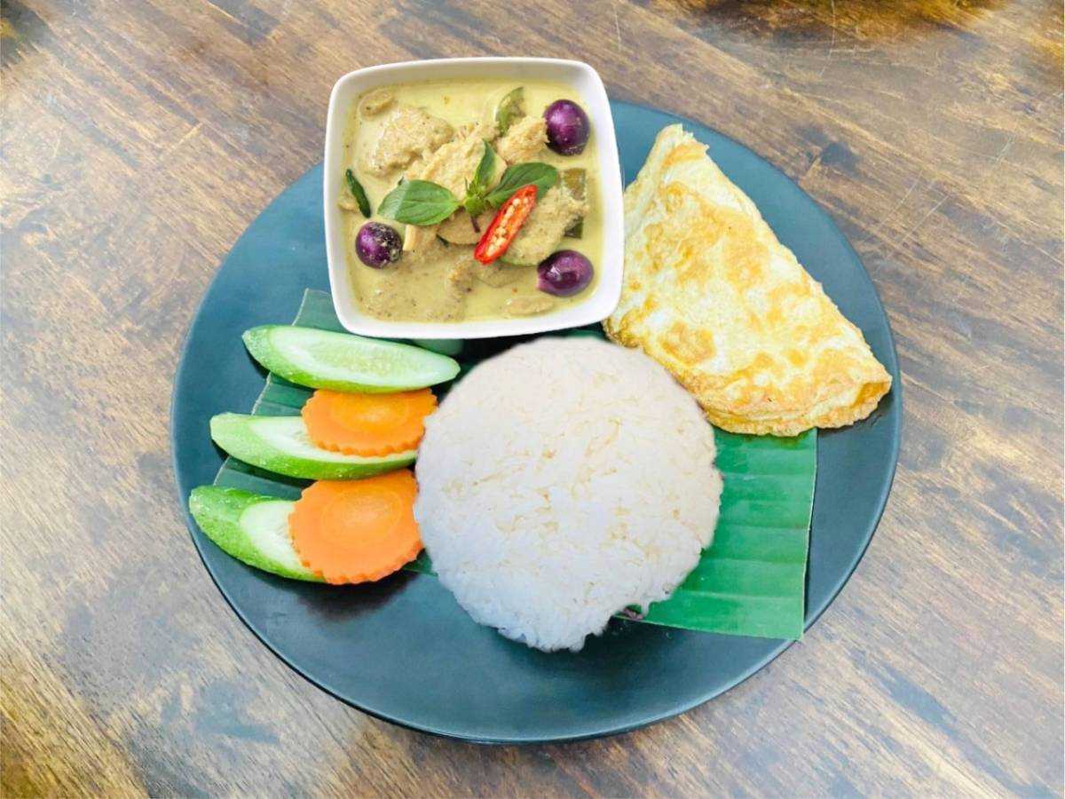 ข้าวแกงเขียวหวานอกไก่+ไข่เจียว/Green curry with chicken +Omelet