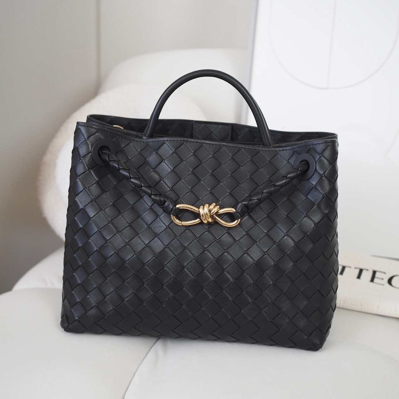 NEW! BOTTEGA VENETA Medium Andiamo สี Black GHW | Bag