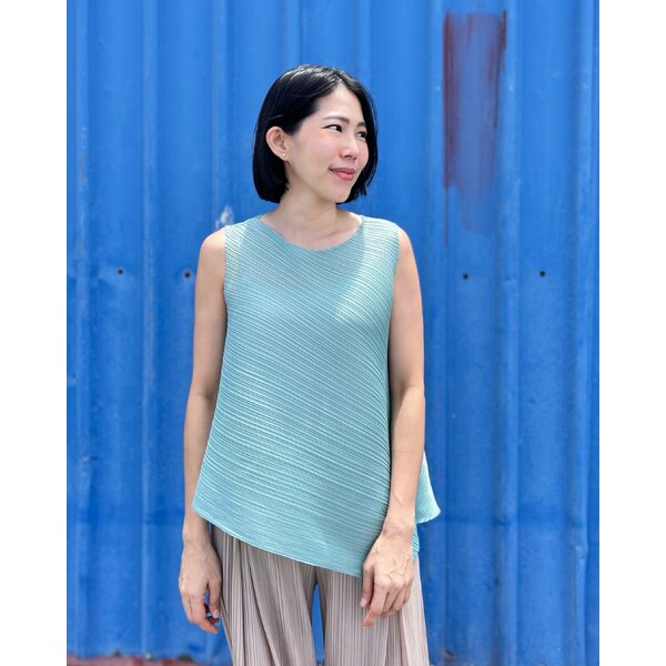 2MUAY รุ่น GJO10240 เสื้ออัดพลีท SLEEVELESS ASYMMETRIC PLEATED TOP