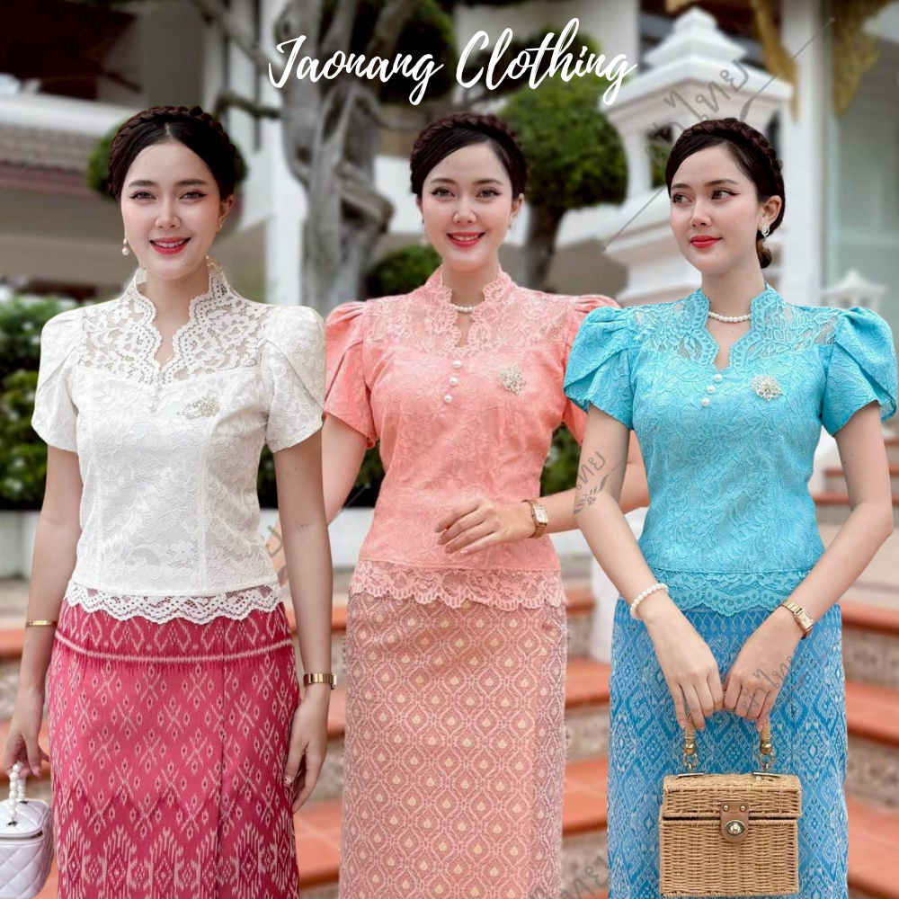 เสื้อลูกไม้ คอวี แต่งกระดุมมุก แขนสั้น แต่งแขนกลีบบัว งานเข้ารูปสวย ชายเสื้อวางลายผ้าสวยมาก