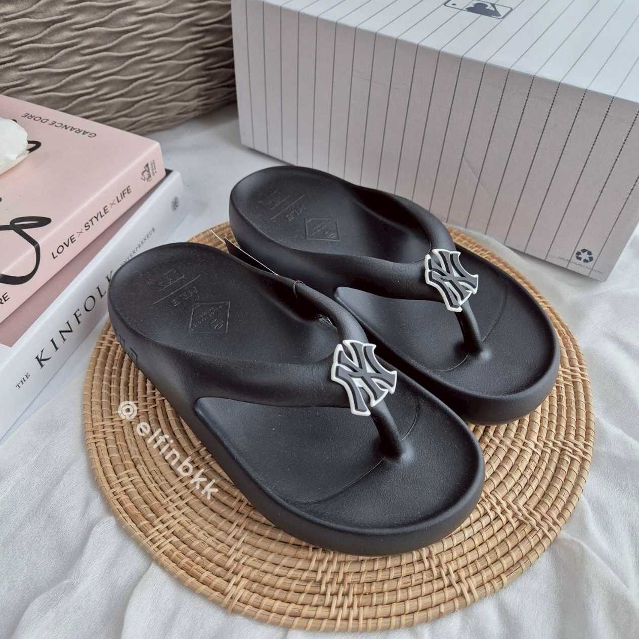 Clearance Sale📣 ไซส์ 42.5/44 MLB Chunky Bouncer Flip-Flop  รองเท้าแตะคีบ/หูหนีบ สีขาว/สีดำ/สีเทา