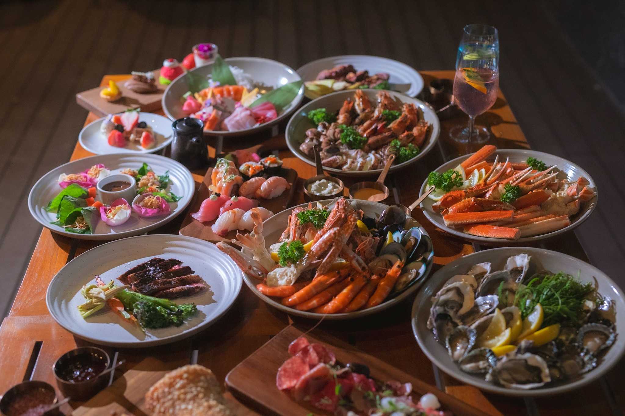 บัตรทานอาหาร Dinner Buffet ห้องอาหาร Flow รร Millennium Hilton Bangkok กรุงเทพ สำหรับ 2 ท่าน