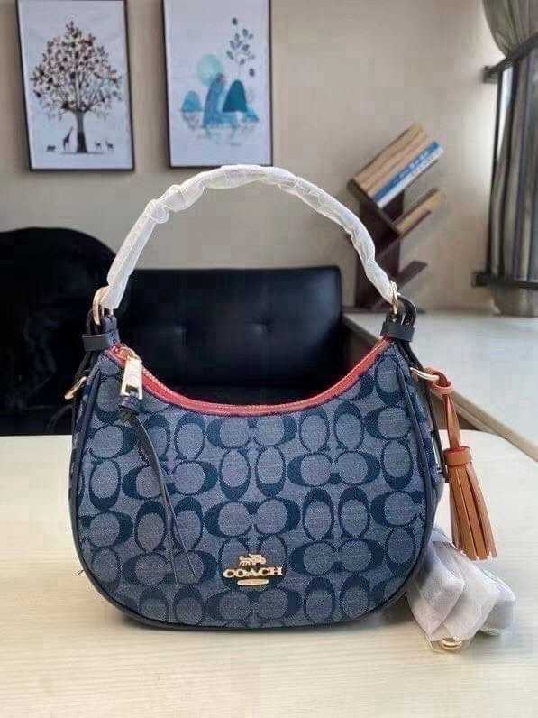 กระเป๋าสะพาย Coach Kleo Hobo C6807 