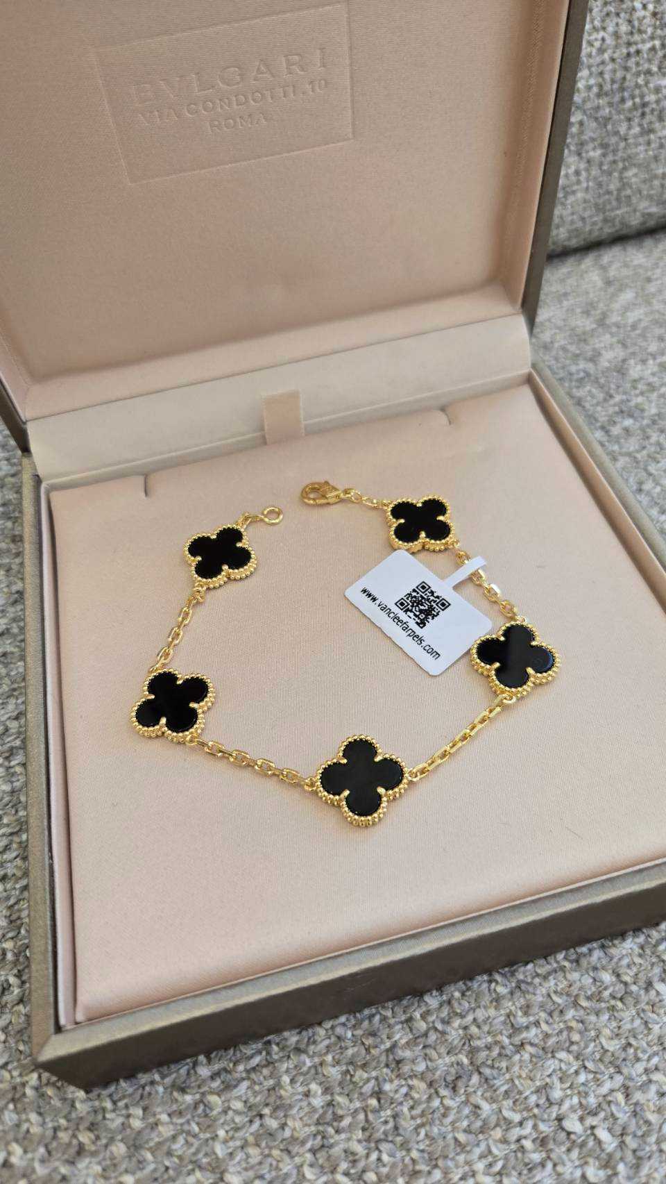 ข้อมือ ดำ-ทอง