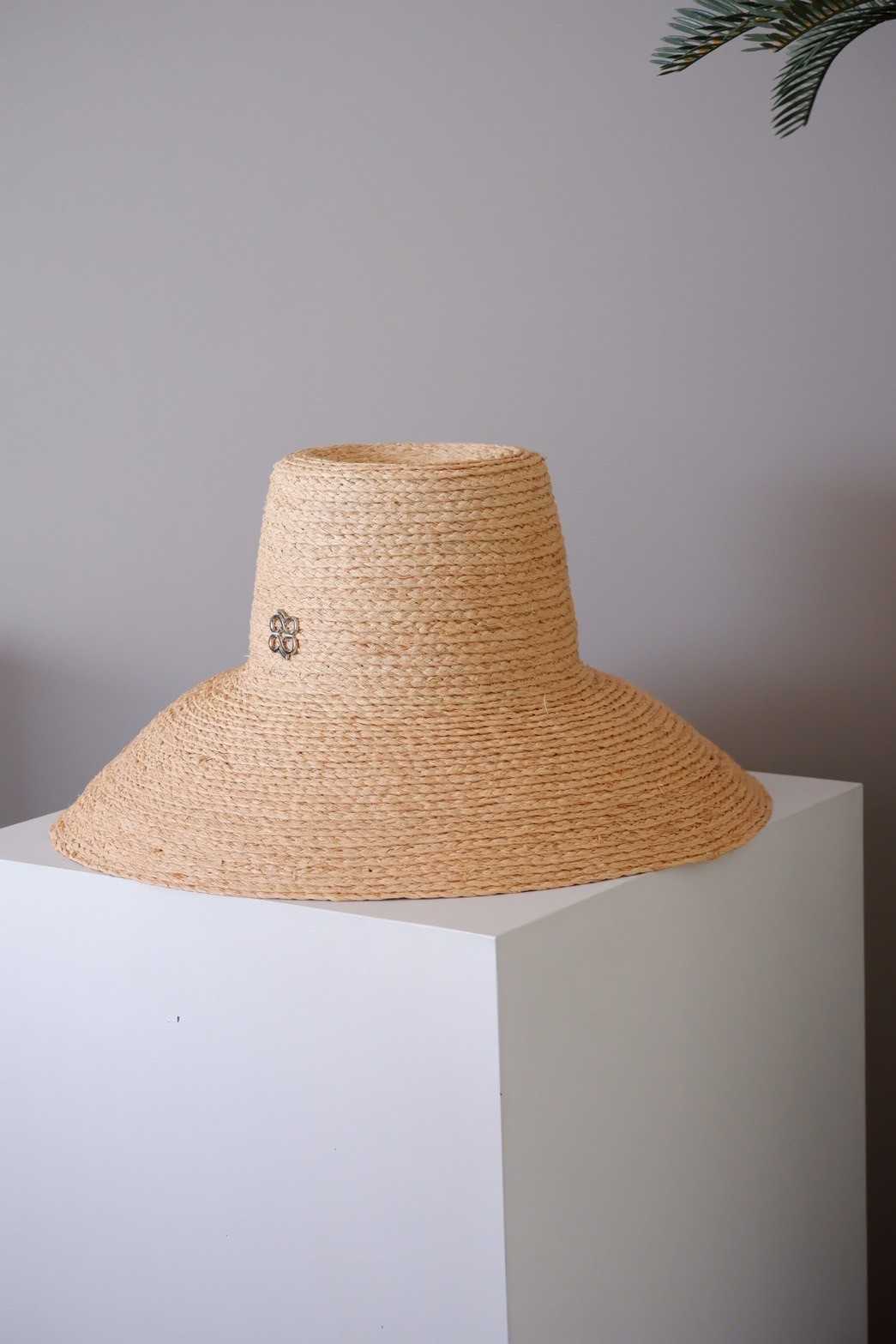 De Raffia down-brim hats