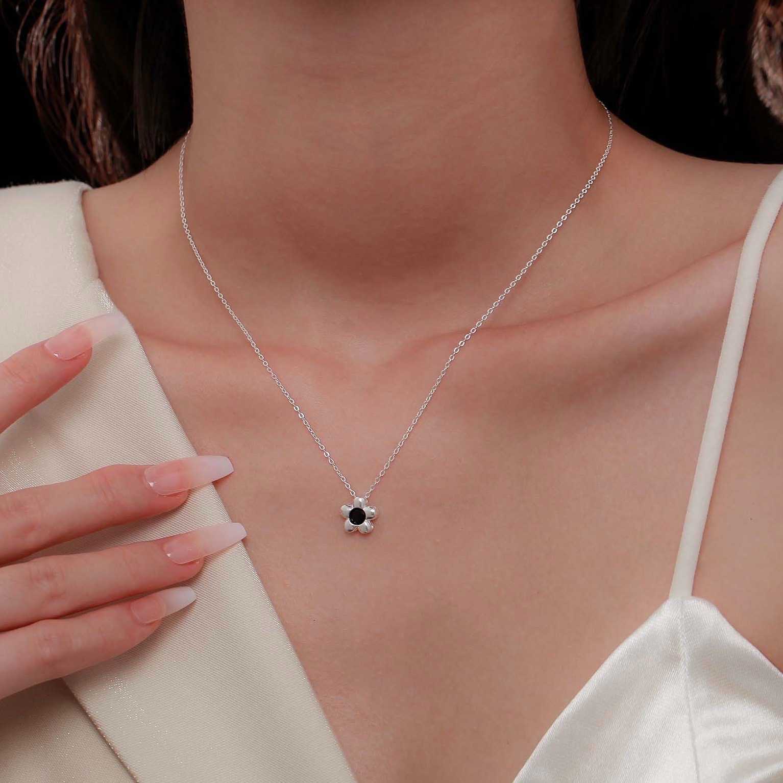 [พร้อมส่ง] ⛓️🌻 สร้อยคอพร้อมกับจี้ดอกเดซี่ | QG023