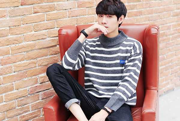 Sweater กันหนาวแบบลายขวาง คอปีน
