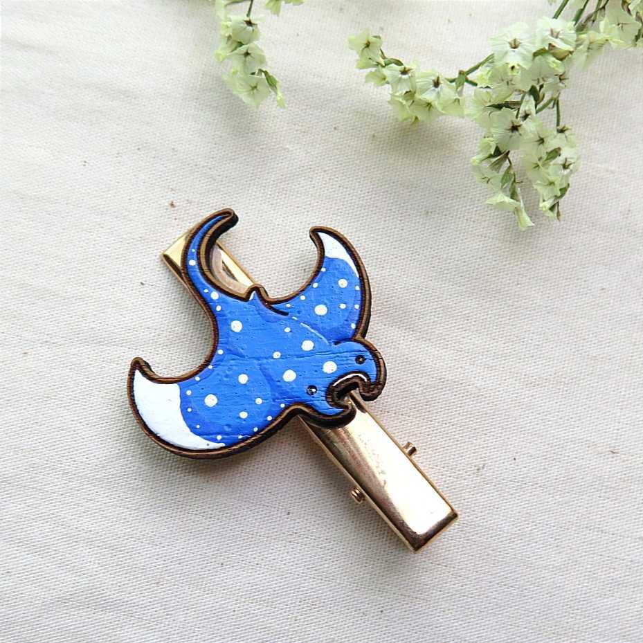 Wooden hairclip stingray
