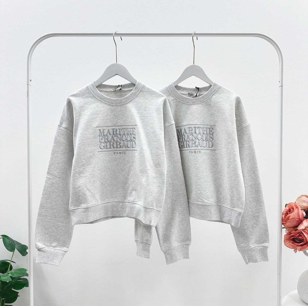พร้อมส่ง Marithe W Classic Logo Crop Sweatshirt