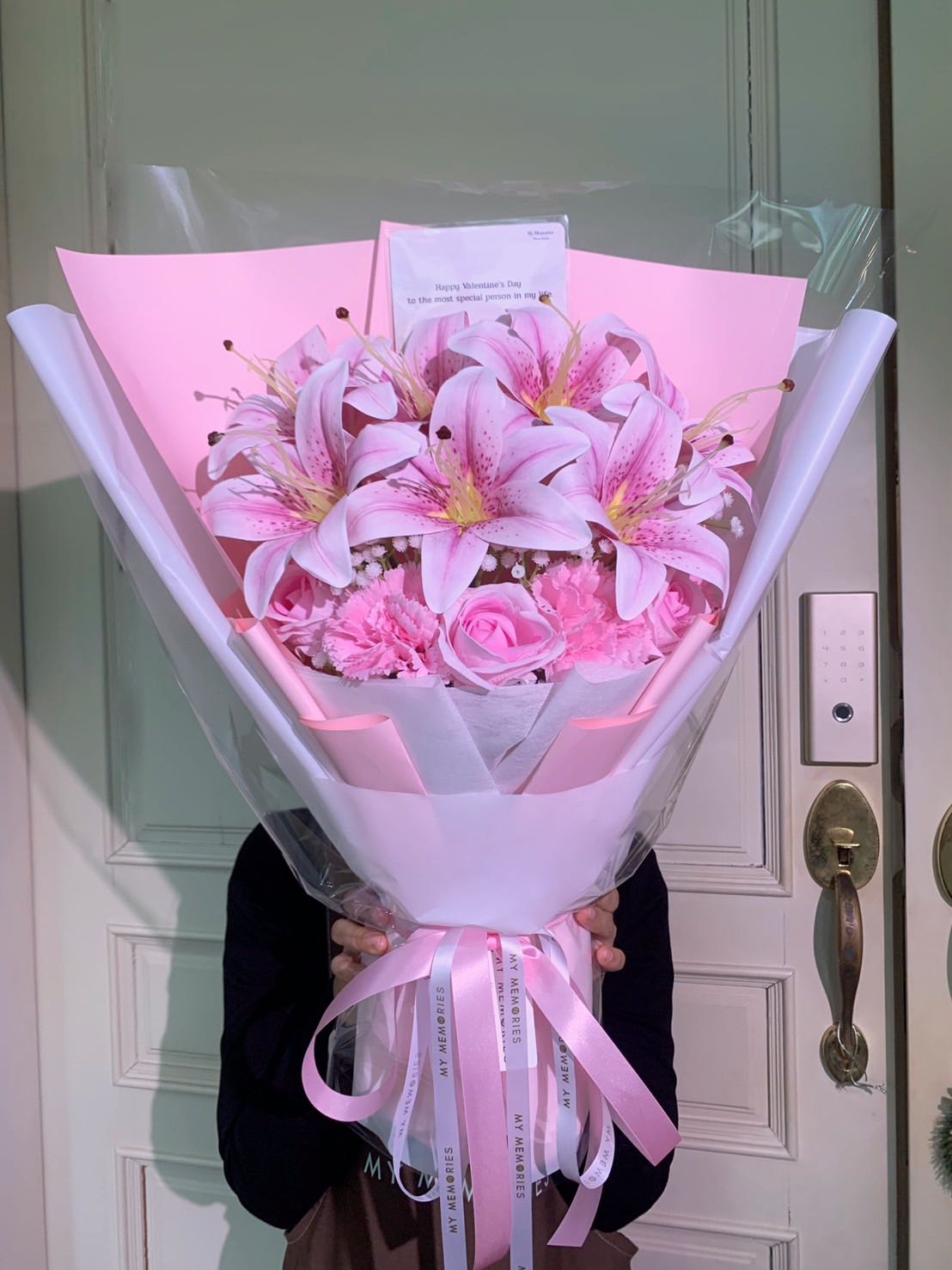 ช่อดอกไม้ประดิษฐ์ลิลลี่และกุหลาบ