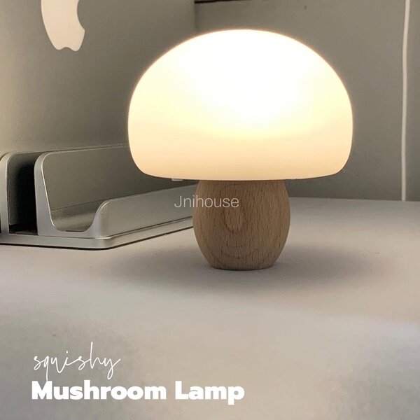 [พร้อมส่ง] Jnihouse : โคมไฟเห็ดนุ่มด้ามไม้แสงวอร์ม (Mushroom Lamp)