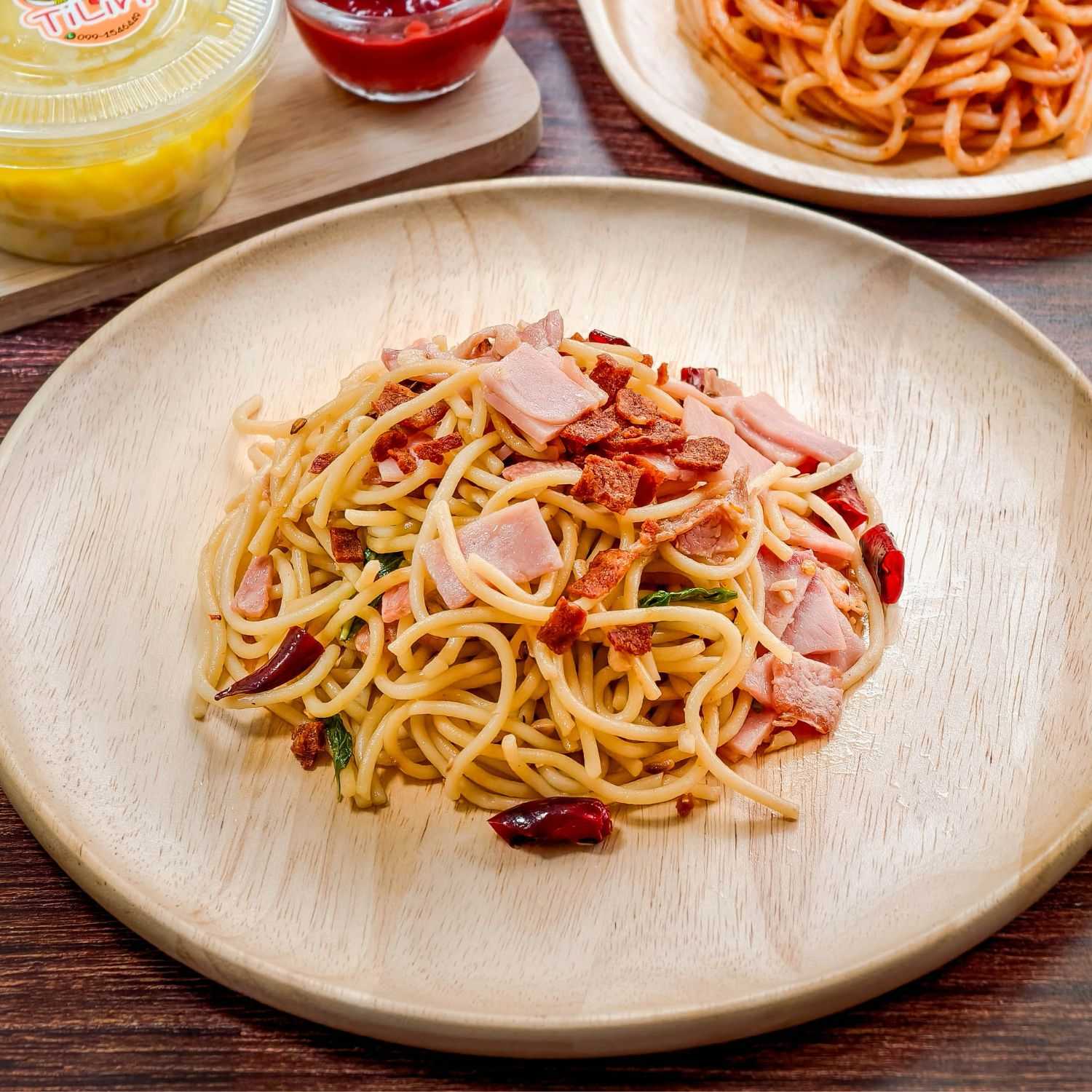 สปาเก็ตตี้ผัดพริกแห้ง เบคอน แฮม