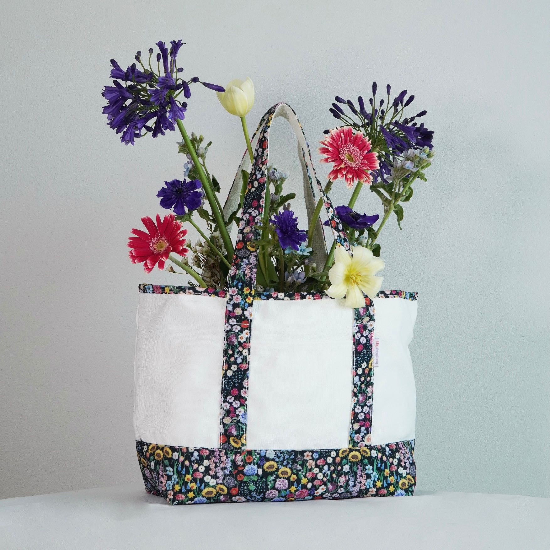 Tote bag :Black flower field