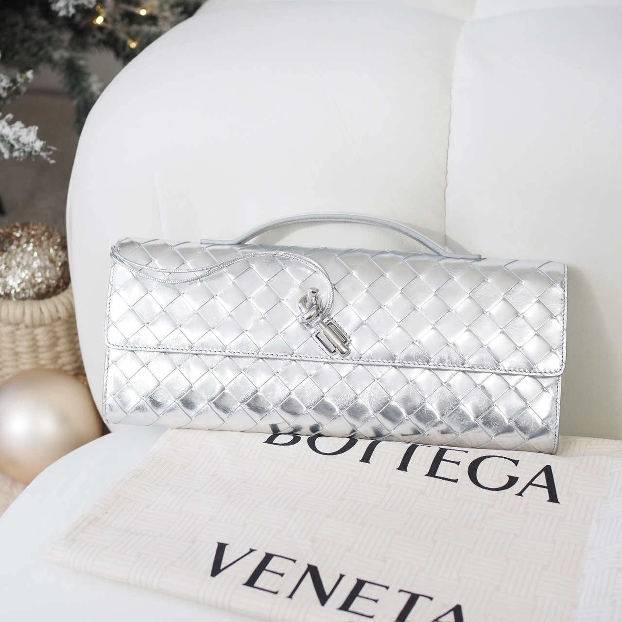 NEW! BOTTEGA VENETA Andiamo Clutch สี Silver SHW | Bag