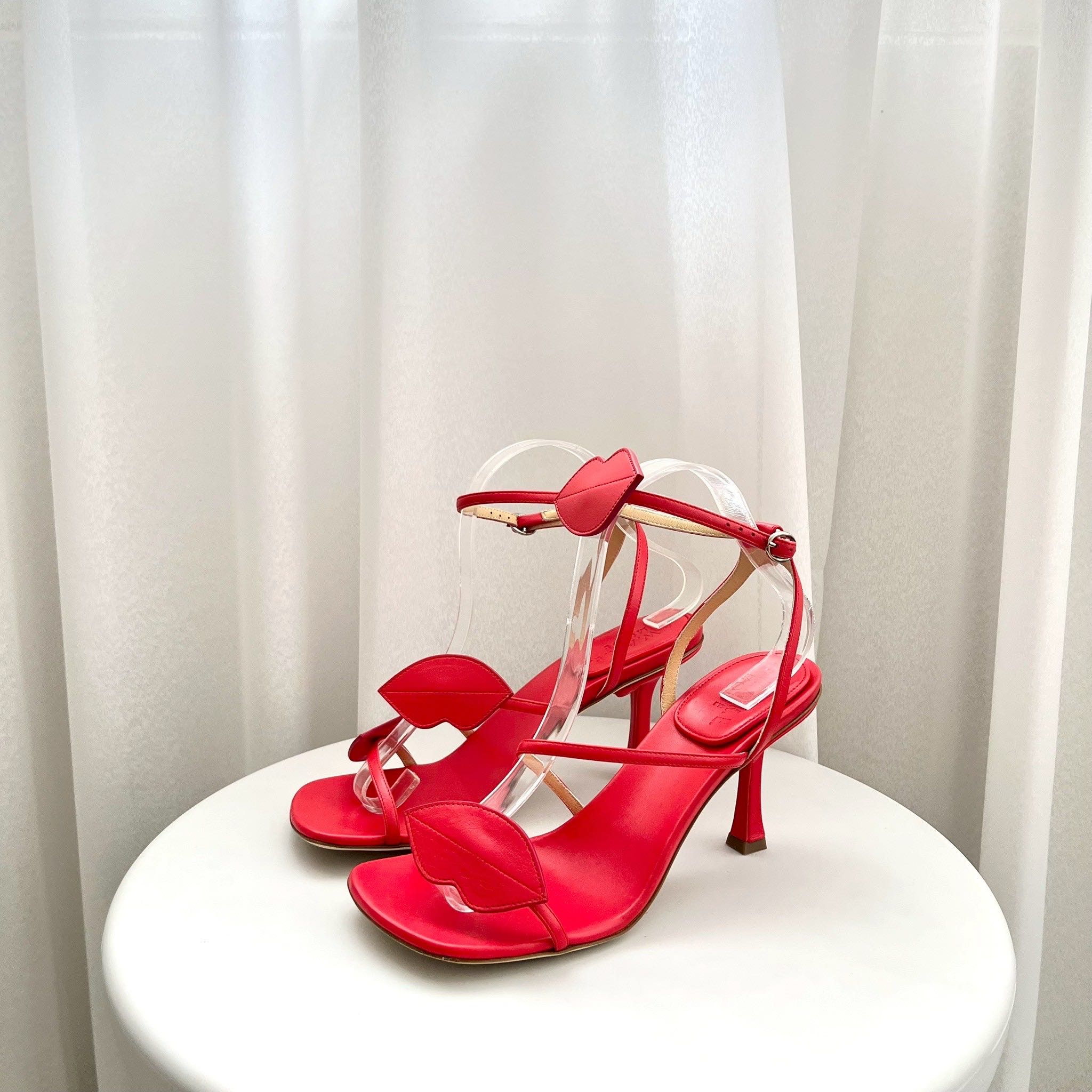 A.W.A.K.E. MODE Beta Kiss Round Toe Sandal With Lip - Red Regular