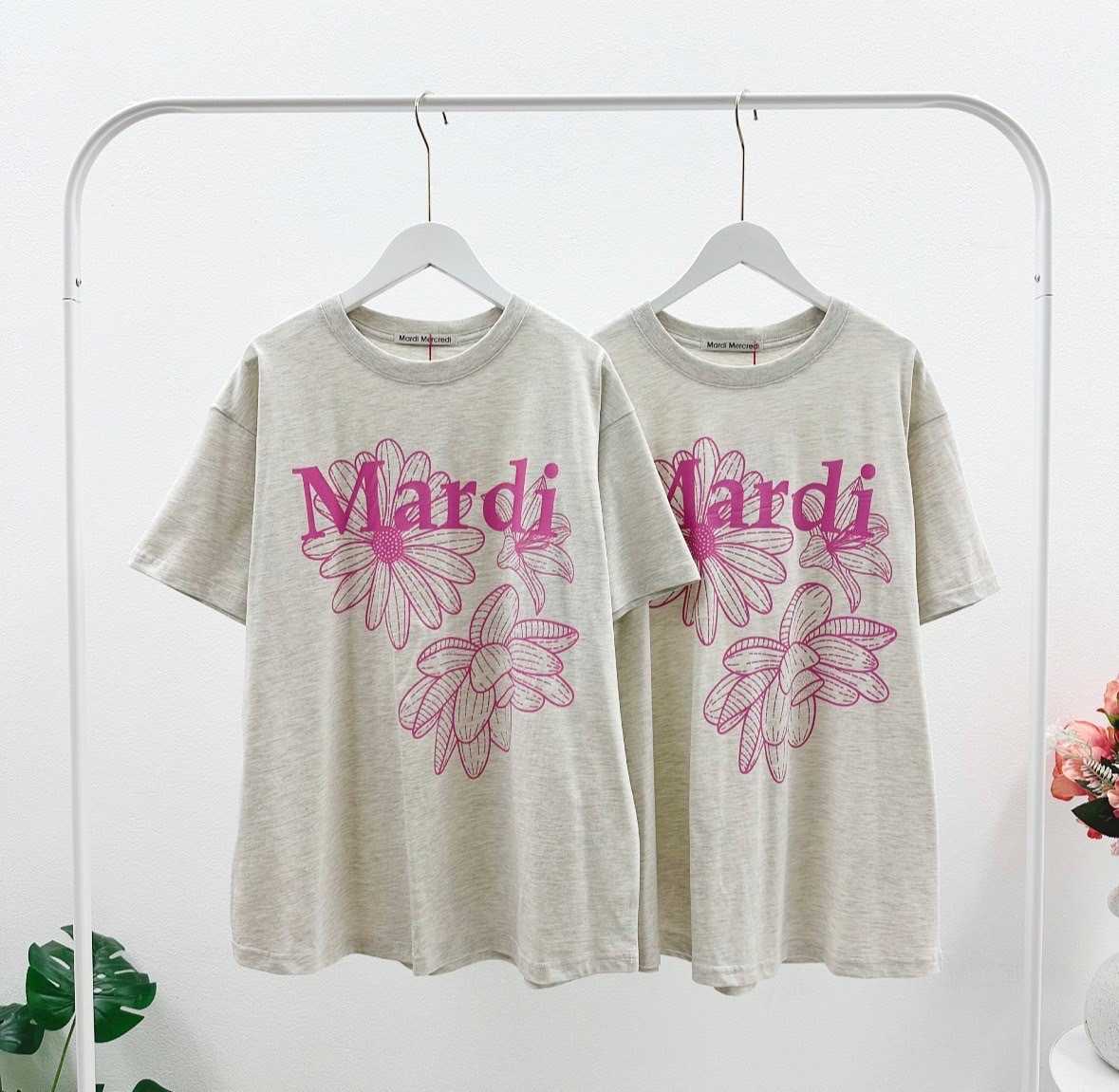 พร้อมส่ง Mardi Tripple Flower T-Shirt ( Oatmeal/Pink )