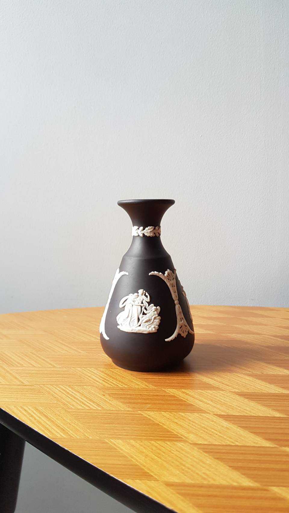 แจกันใบเล็กวินเทจสีดำ England Wedgwood Jasperware Bud Vase 1960's Cameo Angels