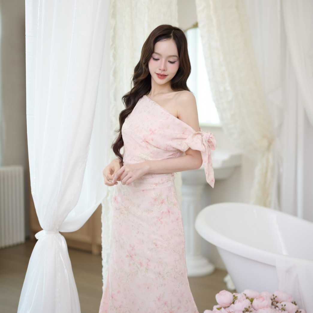 Pirunya - Long Dress 22 เดรสยาว ออกงาน ไหล่เดียว แขนกุด ผูกโบว์ ทรงสวย (ผ้าพิมพ์ลาย Blush Garden)