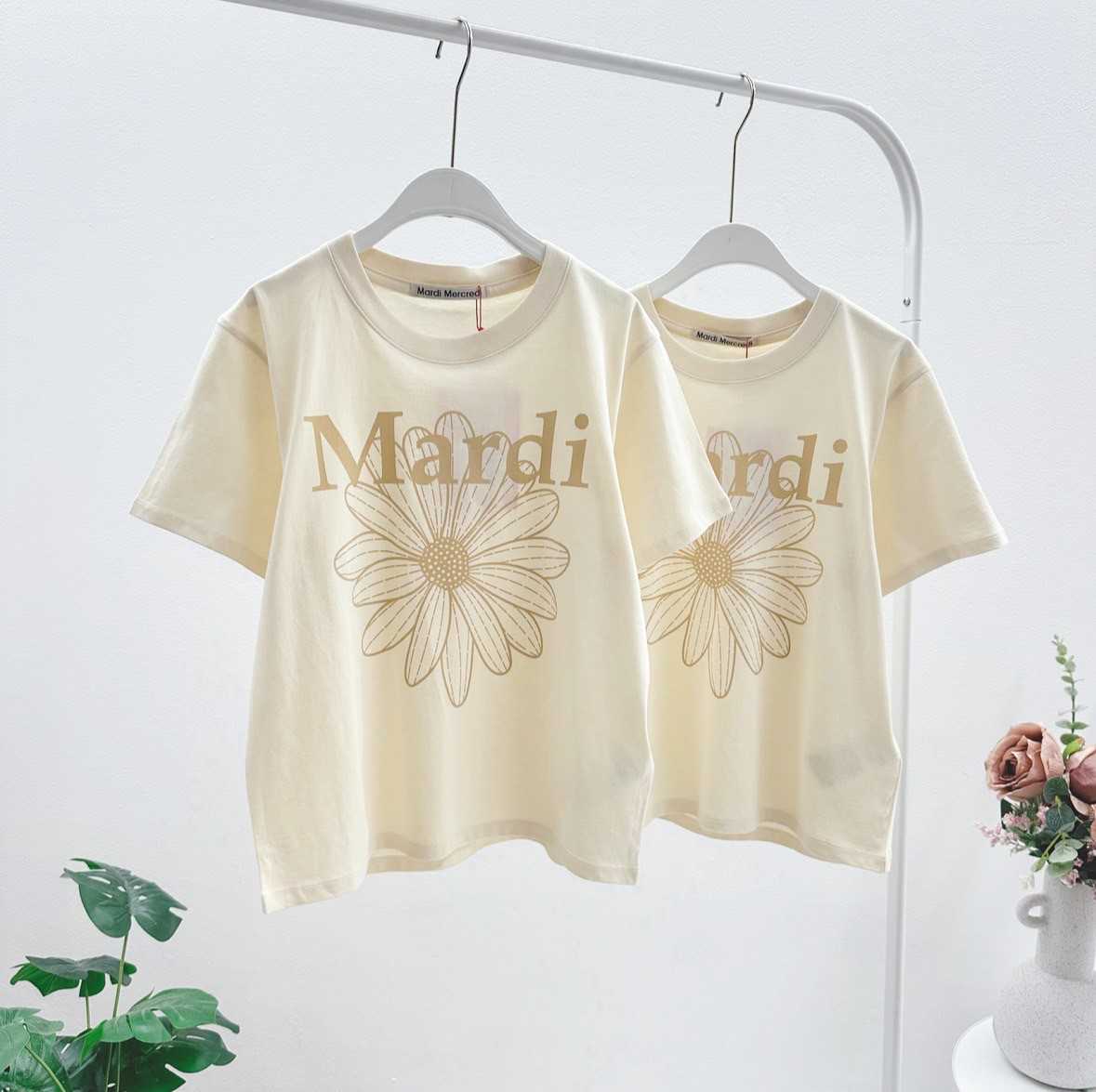 พร้อมส่ง  Mardi Slim Flower T-shirt(Butter/Peanut)