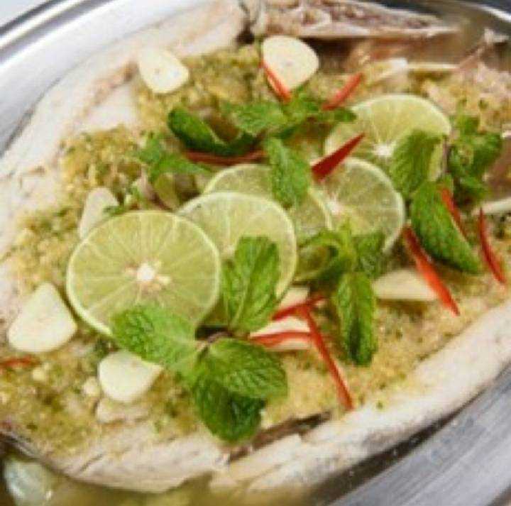 ปลากะพงนึ่งมะนาว  Steamed SeaBass with Garlic-Chilli Sauce