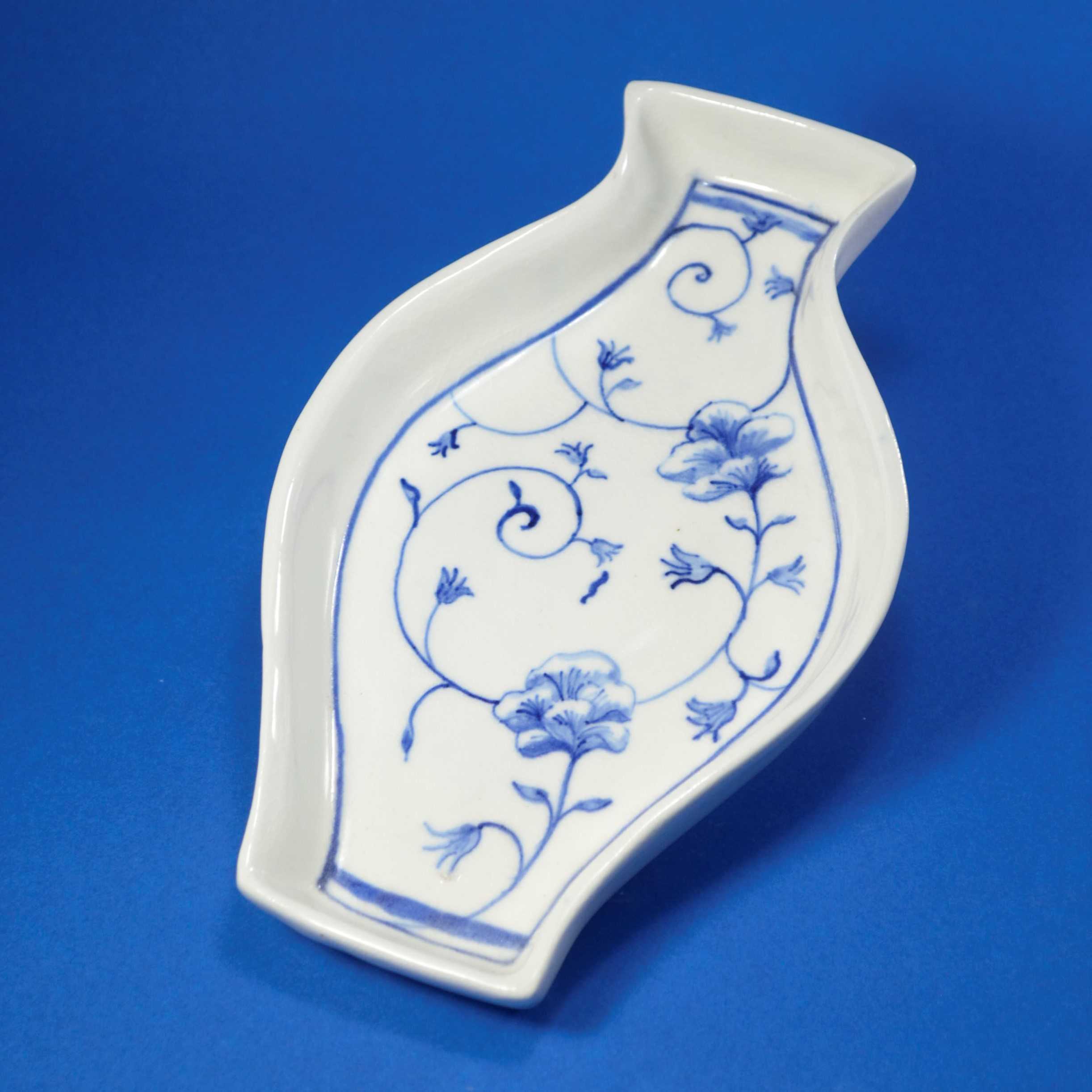 จานลายก้านขด รูปทรงแจกัน