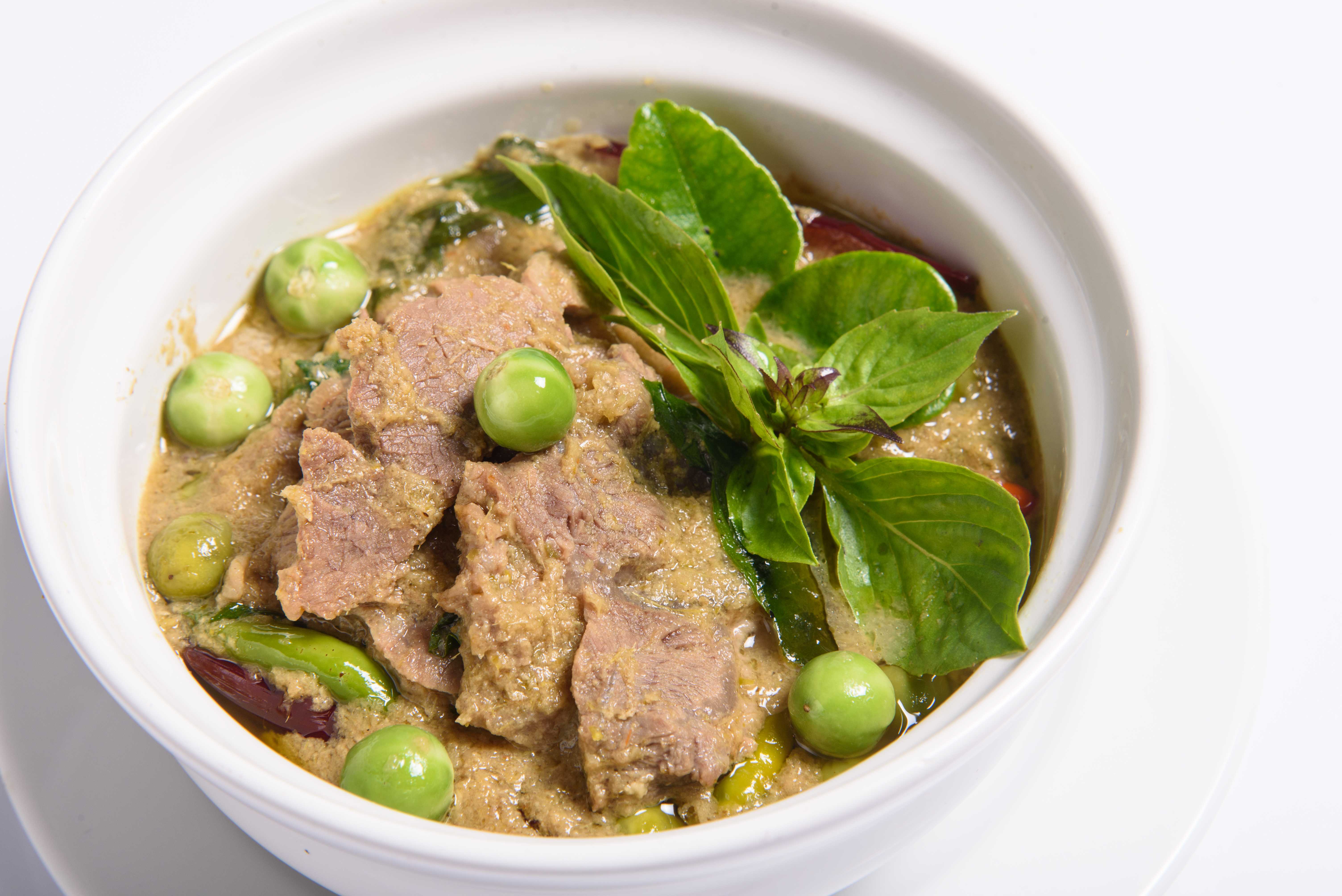 แกงเขียวหวานเนื้อน่อง พริกขี้หนู บรั่นดี  Green Curry with Beef Shanks & Brandy