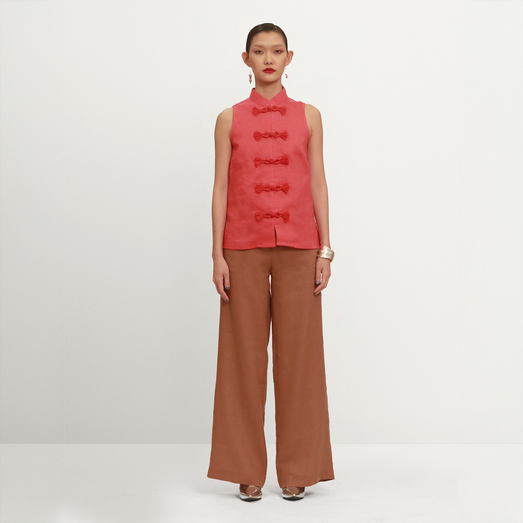 เสื้อคอจีนแขนกุดสีแดงผ้าลินิน 100% Red Mandarin Collar Sleeveless Linen Top.