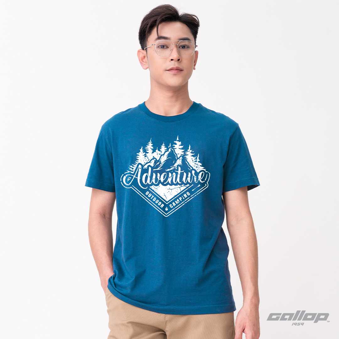 GALLOP : Graphic Tee เสื้อยืดพิมพ์ลาย ผ้าคอตตอนผู้ชาย รุ่น GT9168 สี Royal Blue/ ราคาปกติ 990.-
