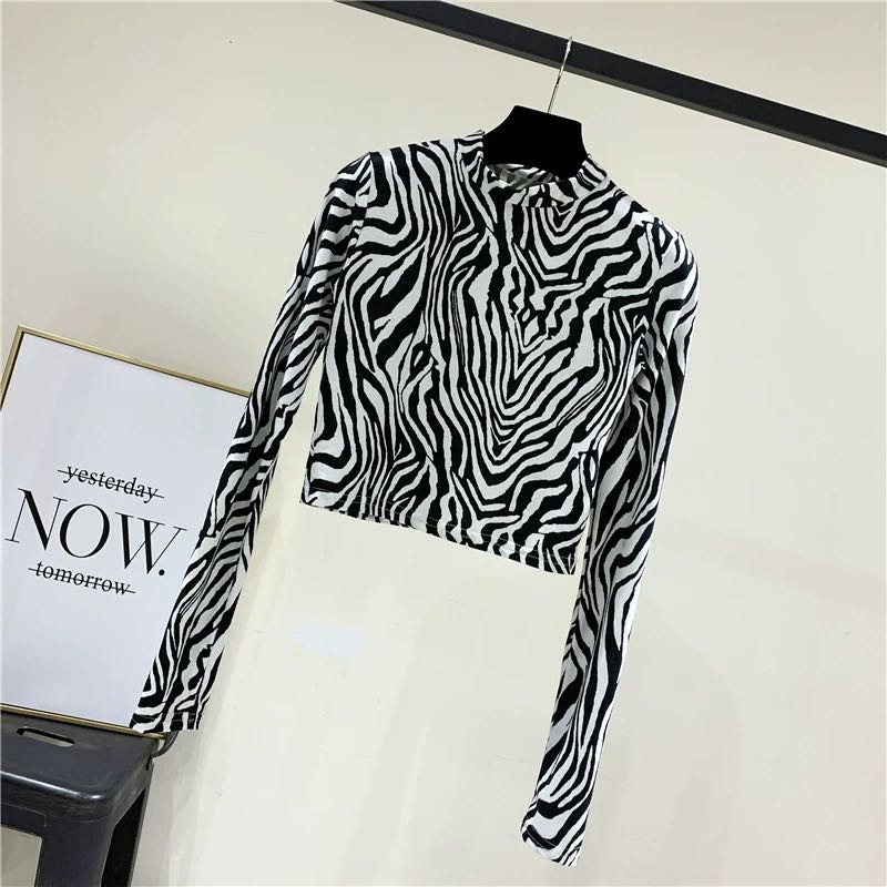 Sale 7:7 020 เสื้อม้าลายอก 30-32 คอเป็นสีขาว