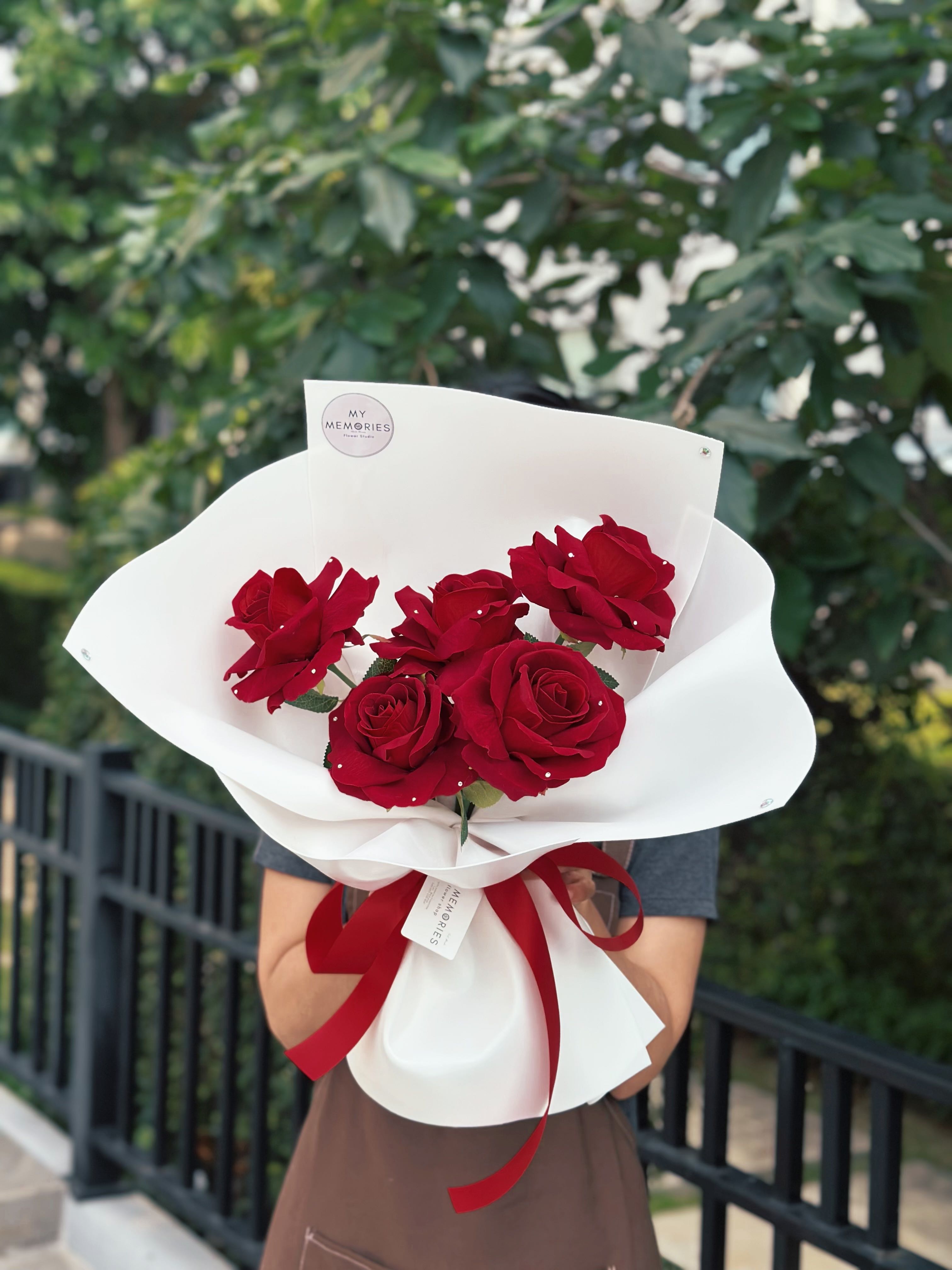 ช่อกุหลาบประดิษฐ์ห่อด้วยโฟม