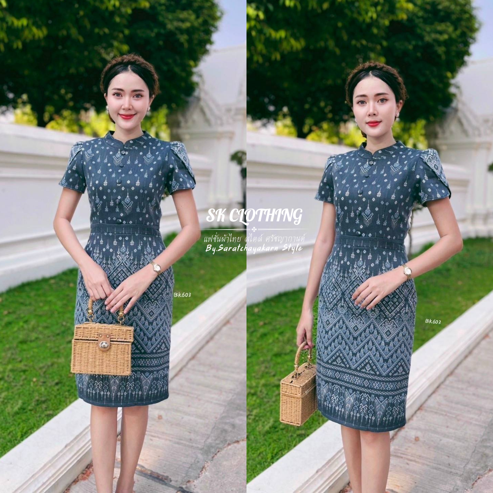 เดรสผ้าทอลายแพรวา  แขนกลีบบัว คอจีน ทรงสอบ  แต่งกระดุมหน้า สีดำ-เทา แพทเทิร์นสวย ใส่ได้ทุกโอกาส