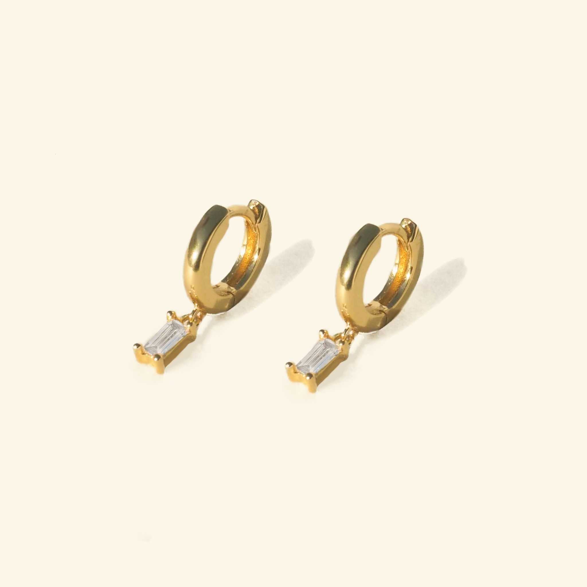 ต่างหูห่วง บาเก็ตห้อย (Crystal Baguette Drop Huggie Hoops Earrings)