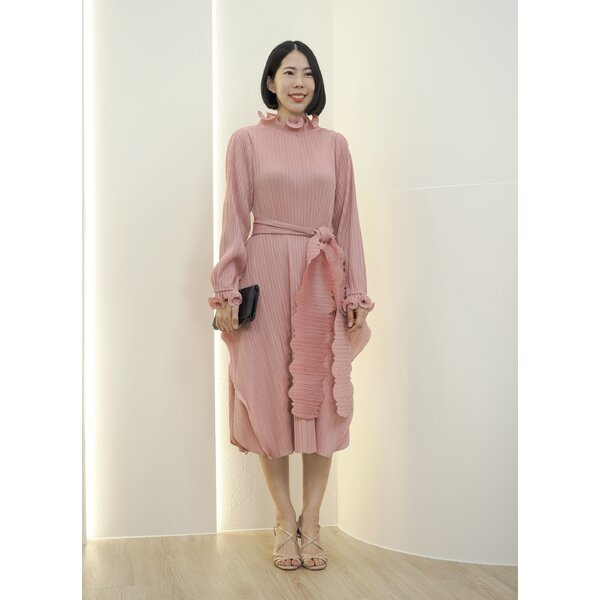 2MUAY รุ่น GA92105 เดรสอัดพลีท ELEGANT RAFFLE NECK PLEATED DRESS 6 สี FREE SIZE