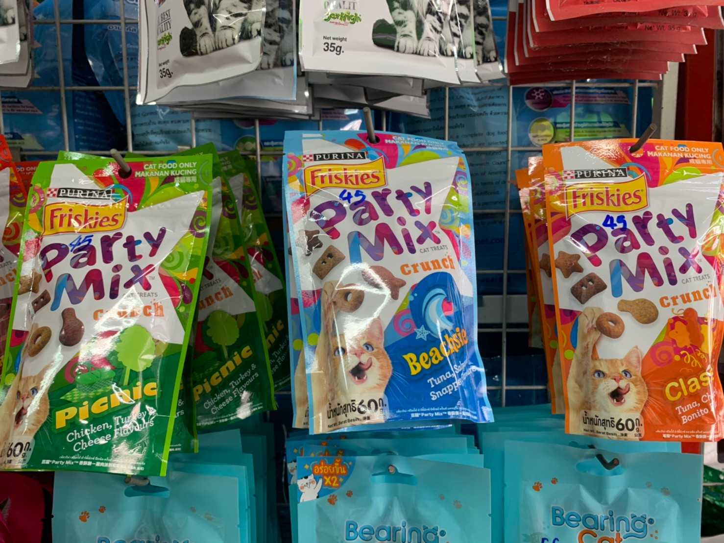 Friskies Party Mix ขนมสำหรับแมว  ยี่ห้อ Purina
