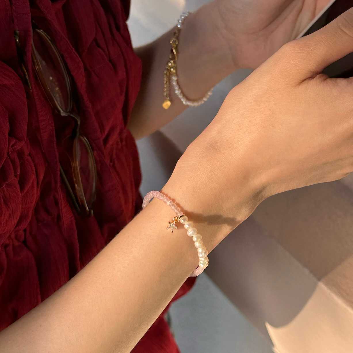PEARLS & PALE PINK CRYSTAL BRACELET (สร้อยข้อมือ)