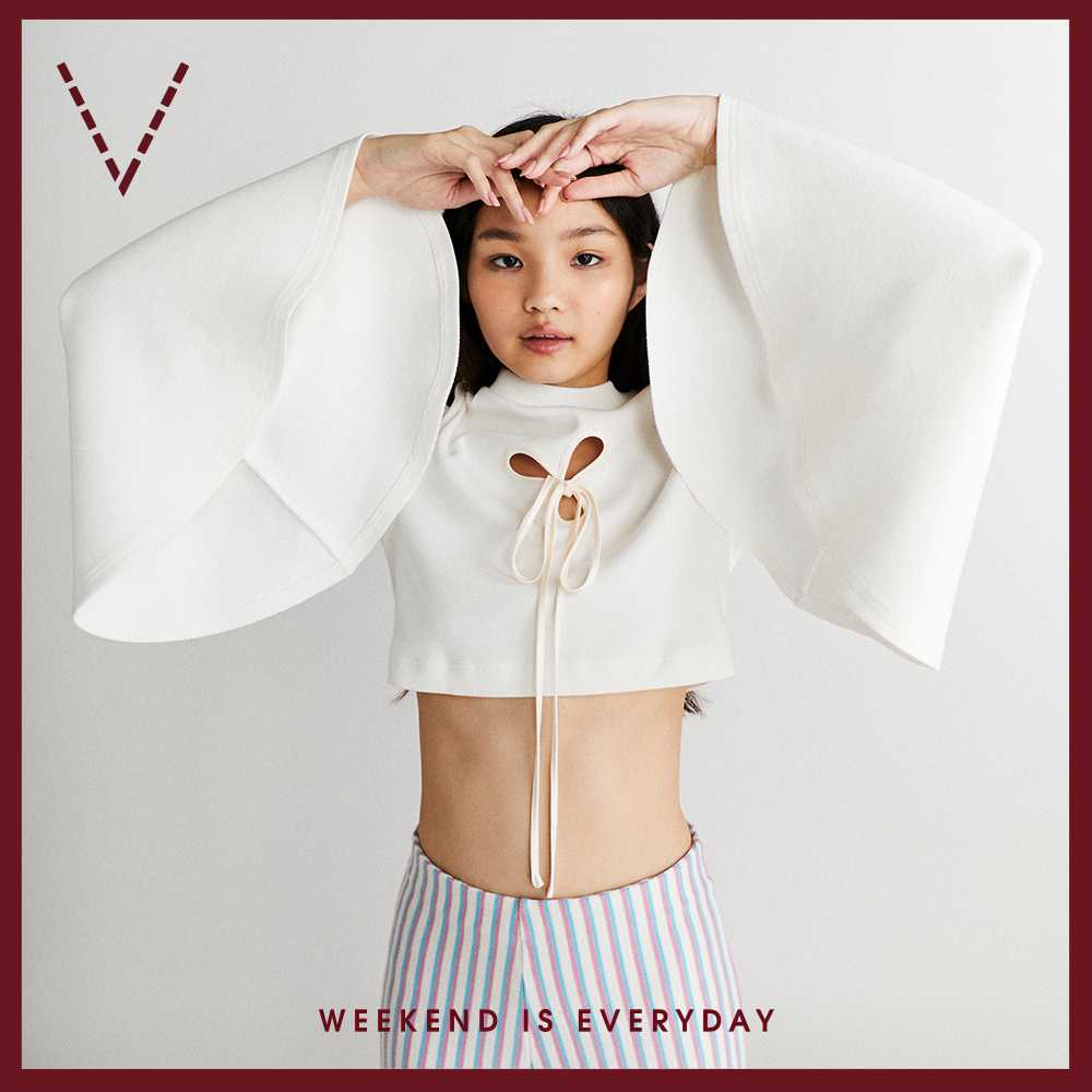 VICK'S Bell Sleeve Ribbed Jersey Top with Cut-Out Detail เสื้อแขนบาน แขนยาว
