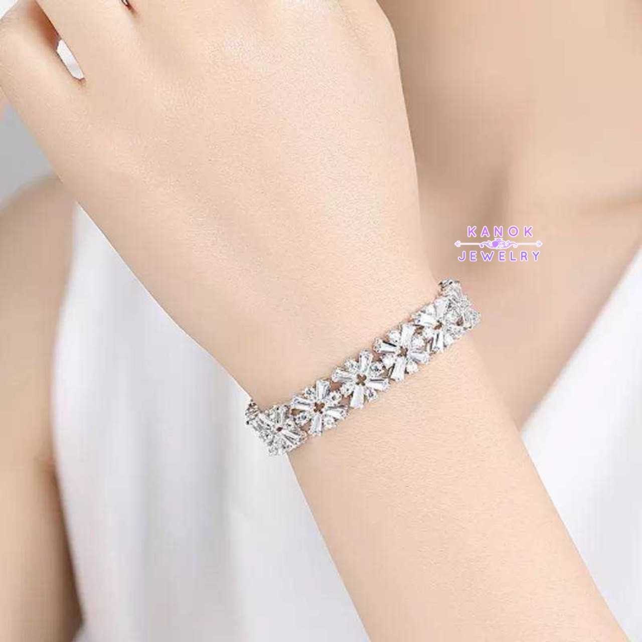 Kanok Jewelry /สร้อยข้อมือประดับเพชรสังเคราะห์ CZ  / จัดส่งฟรี EMS /B016