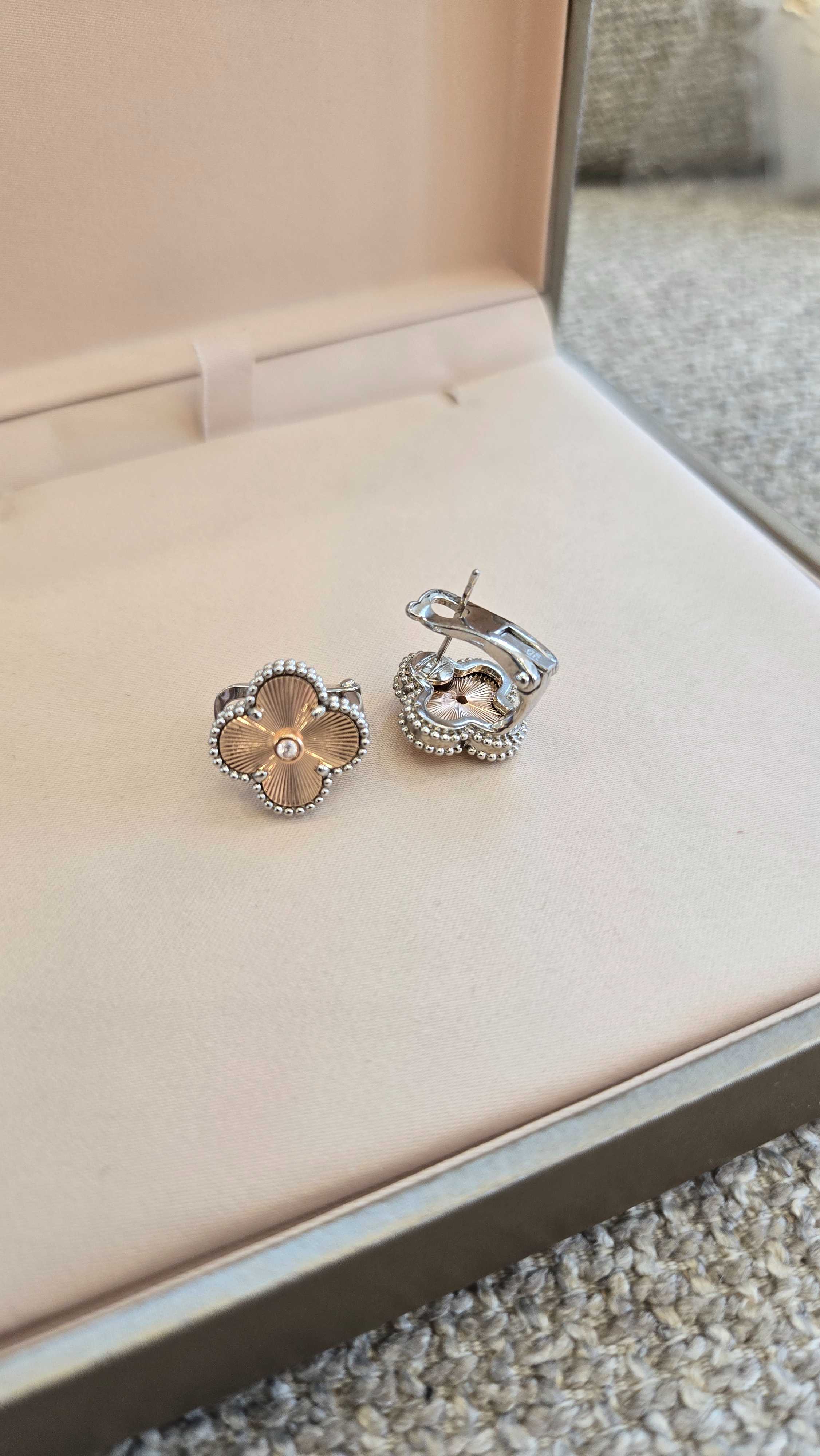 ต่างหู Holiday 2024