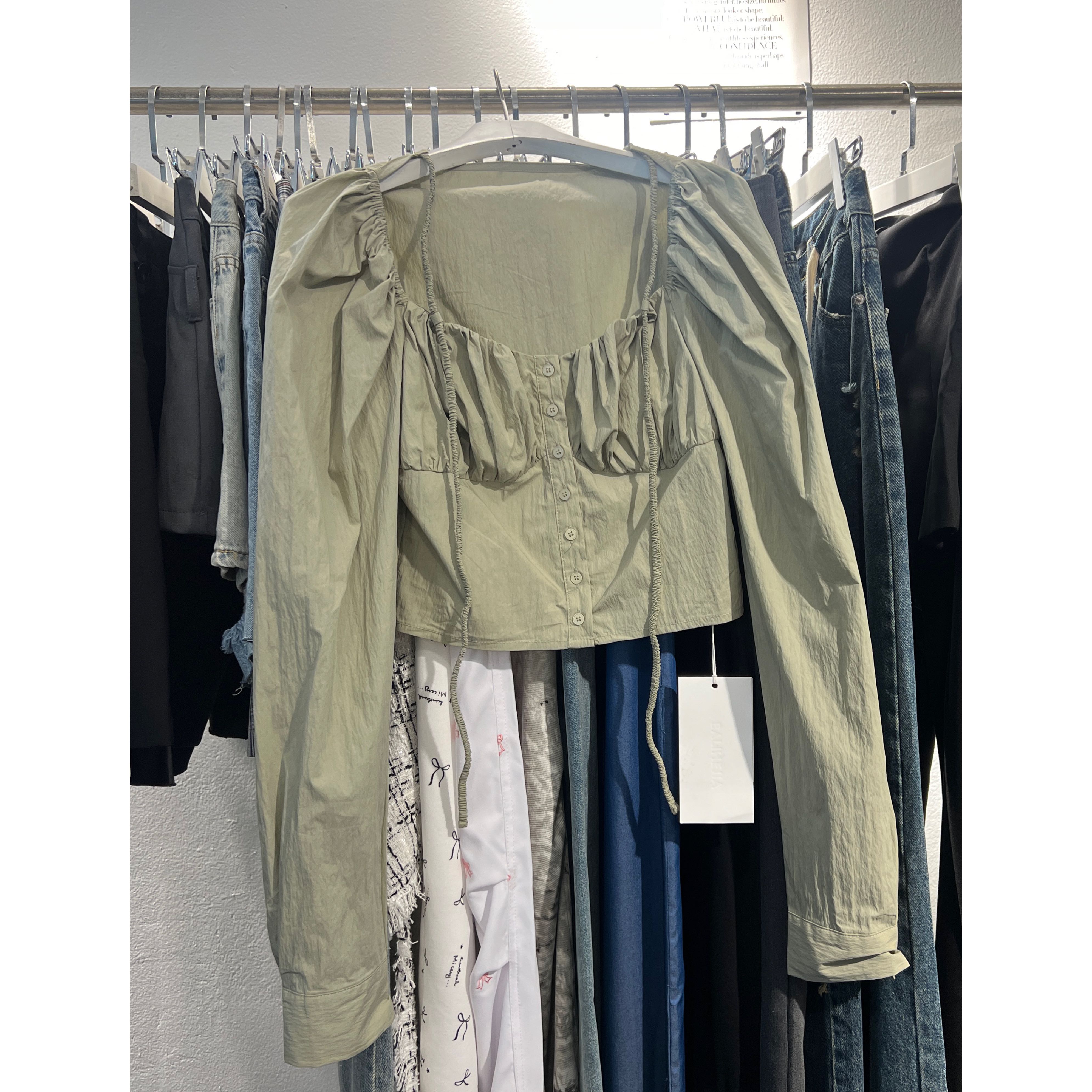P47 - Blouse พอดีตัวแขนยาว