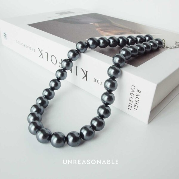 สร้อยคอมุกแก้ว 12 mm. ความยาว 16 นิ้ว สีดำเทา UA0849-01 Unreasonable Accessories