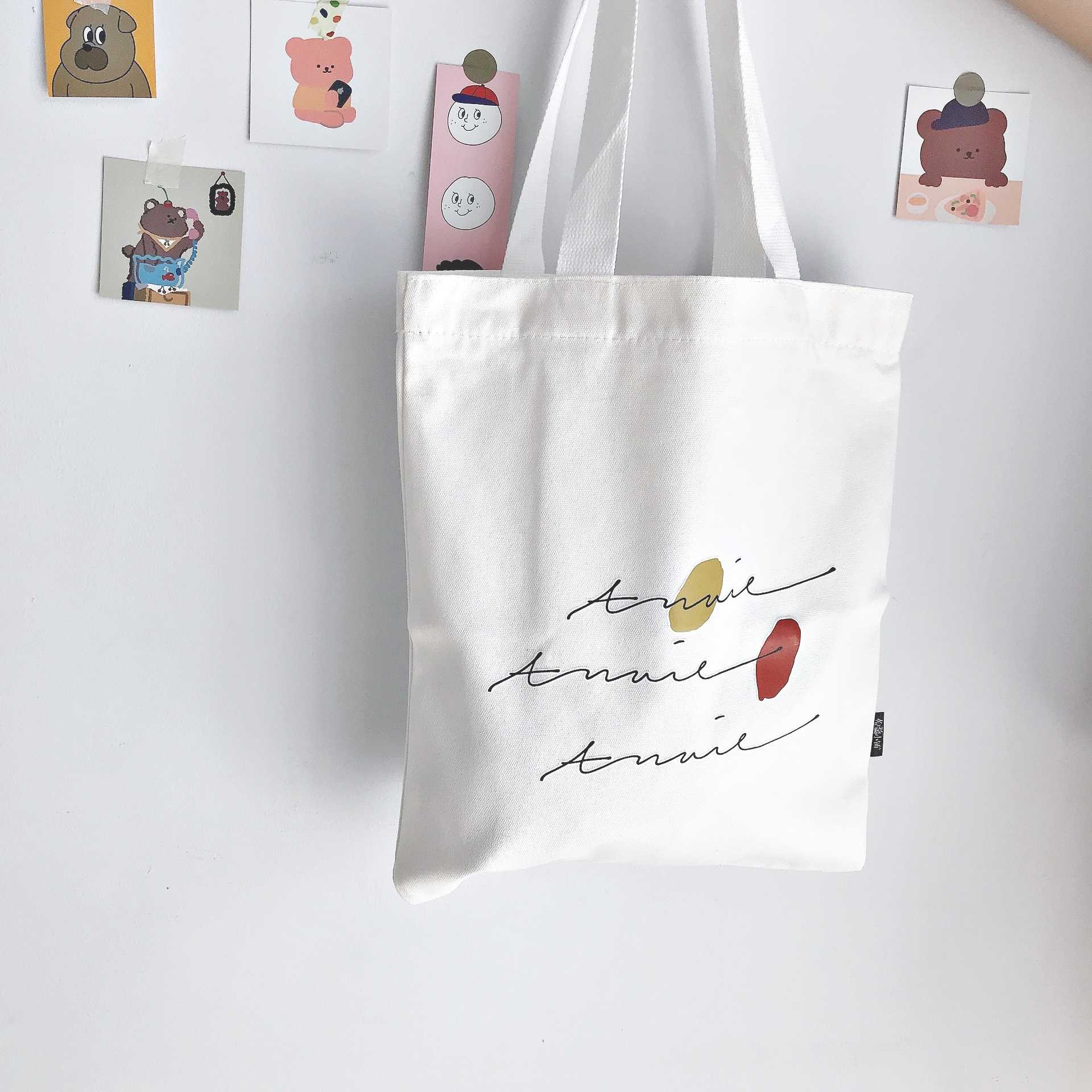 I109 🥰 กระเป๋าผ้า สลิกลายอักษรตัวเขียน DAY IS A & SIGNATURE 🌼
