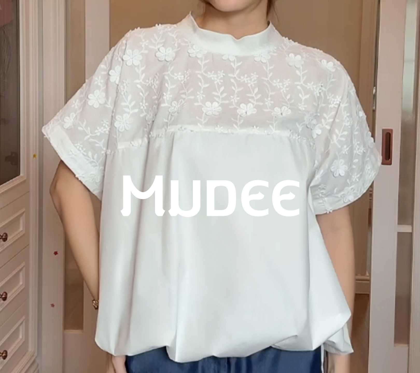 MUDEE เสื้อคอกลมแต่งลูกไม้ เอวจัมพ์  Lace-Trimmed Round Neck Top with Smocked Waist